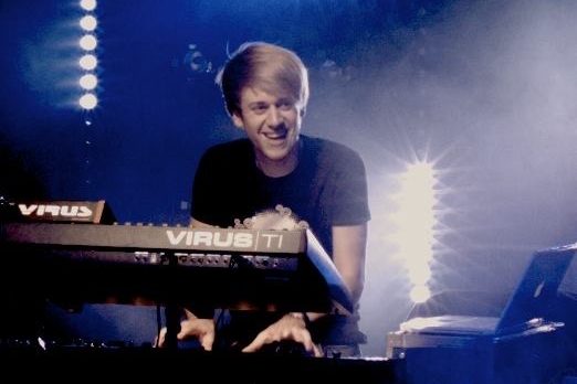 Simon Kouker playing keyboards on stage